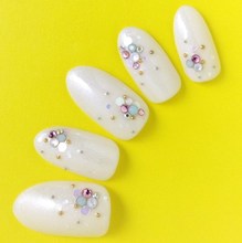 爽やかホワイトネイル　elegant white nails